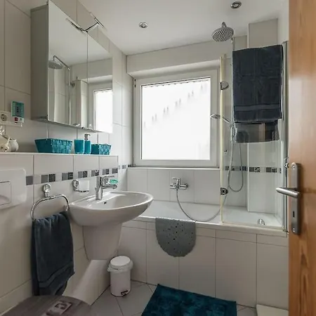 Schoene Lichtdurchflutete Mit Balkon *