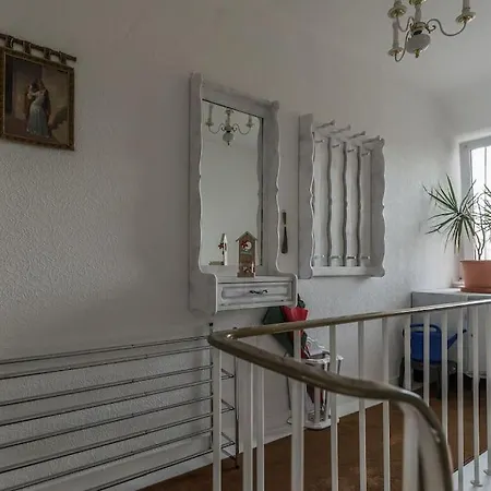 Schoene Lichtdurchflutete Mit Balkon Apartment