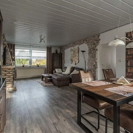 Schoene Lichtdurchflutete Mit Balkon * האגן