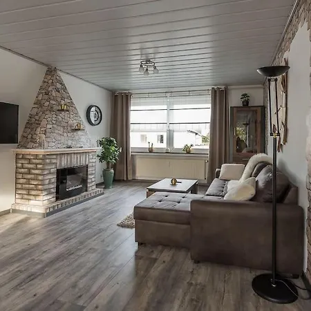 Schoene Lichtdurchflutete Mit Balkon דירה