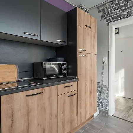 Schoene Lichtdurchflutete Mit Balkon *