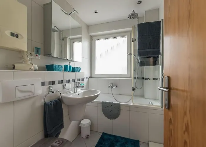 Schöne Lichtdurchflutete Mit Balkon *