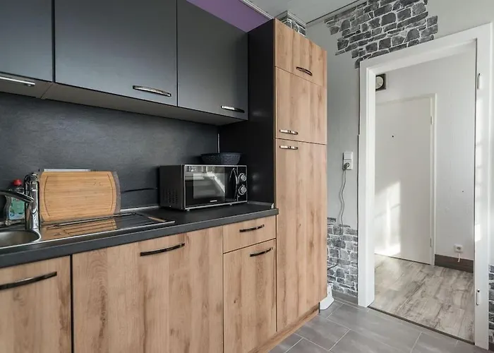 Schoene Lichtdurchflutete Mit Balkon *